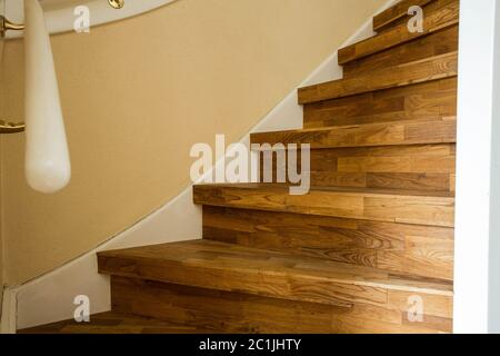 Teil der hölzerne Treppe, in der Nähe der modernen home design Stockfoto