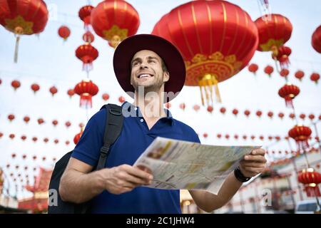 Reisenden auf asiatischen Stadt Straße. Tageslicht schießen. Stockfoto