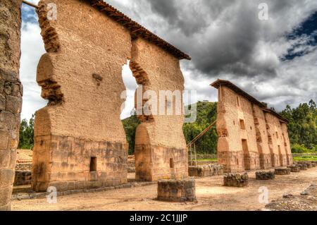 Blick auf den Tempel von Wiracocha bei der archäologischen Stätte von Raqchi, Cuzco, Peru Stockfoto