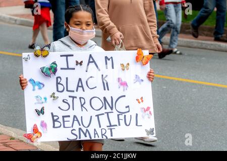 Saint John, NB, Kanada - 14. Juni 2020: Black Lives Matter Rallye. Ein junges schwarzes Mädchen trägt ein Schild 'Ich BIN SCHWARZ, STARK, SCHÖN, INTELLIGENT'. Stockfoto