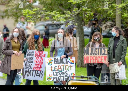 Saint John, NB, Kanada - 14. Juni 2020: Black Lives Matter Rallye. Eine Gruppe von Mädchen trägt Masken tragen Protestschilder. Stockfoto