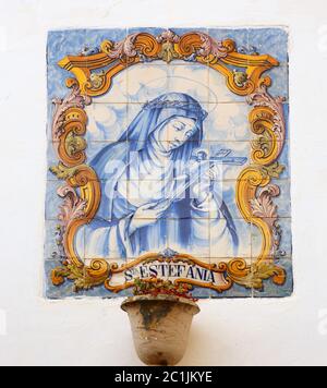 Portugal typisch alte portugiesische 'Azulejos' - blaue und weiße Keramikfliesen, die St. Stephanie - Santa Estefania, mit Christus am Kreuz darstellen. Stockfoto