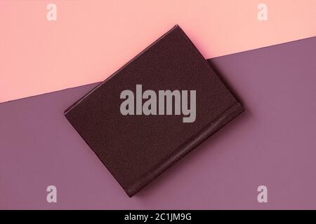 Buch auf zweifarbigem Hintergrund, Draufsicht, Stockfoto