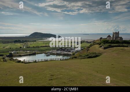 Der Blick vom Wachturm bergauf, Blick über den Yachthafen bergauf nach Brean Down, die Severn Mündung mit der alten Kirche des Hl. Nikolaus auf der rechten Seite. Stockfoto