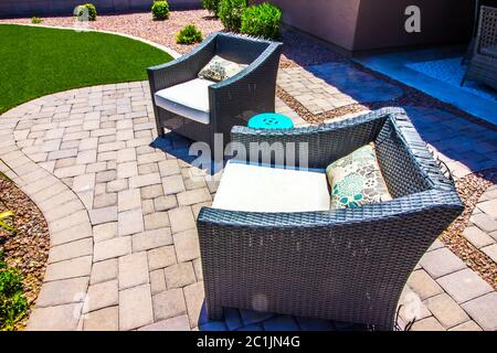 Zwei Wicker-Sessel Im Freien Auf Der Terrasse Des Pflastervereines Stockfoto