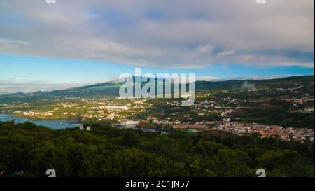 Luftpanorama von Monte Brasil, Terceira, Azoren, Portugal nach Angra do Heroismo Stockfoto