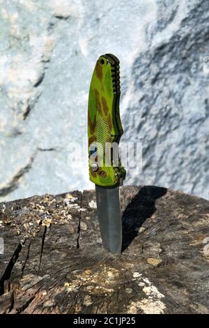 Altes Klappmesser auf einem Holzboden Hintergrund. Stockfoto