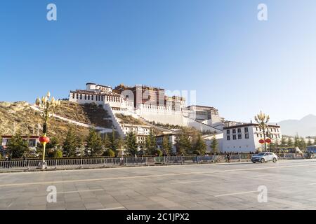 Der Potala Palast und Pagoden im Sonnenaufgang leuchten, Lhasa, Tibet Stockfoto