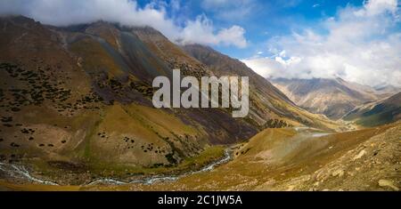 Panoramablick auf Barskoon Pass, Fluss und Schlucht und Sarymoynak Pass, Jeti-Oguz, Kirgisistan Stockfoto