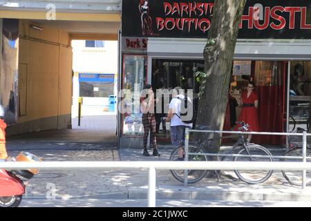 Joyce Ilg und Aaron Troschke beim Filmdrehs in einem Sexshop auf der Reeperbahn in Hamburg am 15.6.2020 Stockfoto