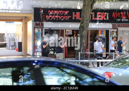 Joyce Ilg und Aaron Troschke beim Filmdrehs in einem Sexshop auf der Reeperbahn in Hamburg am 15.6.2020 Stockfoto