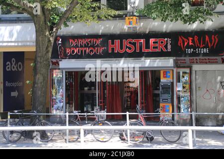 Joyce Ilg und Aaron Troschke beim Filmdrehs in einem Sexshop auf der Reeperbahn in Hamburg am 15.6.2020 Stockfoto