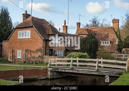 Blick auf die Cottages - Teil des renommierten Bradfield College - am Fluss Pang in dem malerischen Dorf Bradfield in Berkshire. Stockfoto