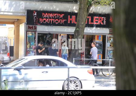 Joyce Ilg und Aaron Troschke beim Filmdrehs in einem Sexshop auf der Reeperbahn in Hamburg am 15.6.2020 Stockfoto