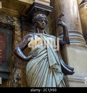 Paris, Frankreich, März 31 2017: ISculpture in der Nähe der Opera National de Paris (Grand Opera, Garnier Palace). Frankreich Stockfoto