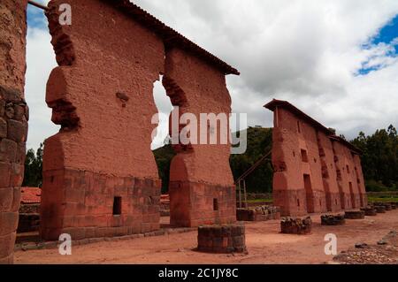 Blick auf den Tempel von Wiracocha bei der archäologischen Stätte von Raqchi, Cuzco, Peru Stockfoto