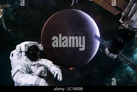 Planet des tiefen Raums. Raumstation, Astronaut auf dem Hintergrund des Exoplaneten. Science-Fiction Stockfoto