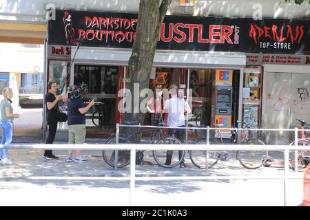 Joyce Ilg und Aaron Troschke beim Filmdrehs in einem Sexshop auf der Reeperbahn in Hamburg am 15.6.2020 Stockfoto