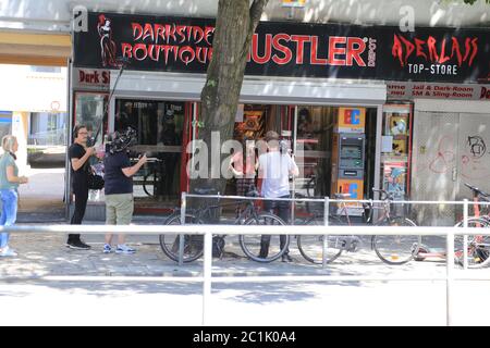 Joyce Ilg und Aaron Troschke beim Filmdrehs in einem Sexshop auf der Reeperbahn in Hamburg am 15.6.2020 Stockfoto