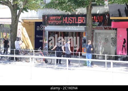 Joyce Ilg und Aaron Troschke beim Filmdrehs in einem Sexshop auf der Reeperbahn in Hamburg am 15.6.2020 Stockfoto