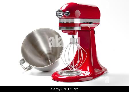 Stilvoller Roter Küchenmischer Mit Isoliertem Schnittpfad Auf Weißem Hintergrund. Professioneller elektrischer Stahl-Mixer mit Metallbesen Stockfoto