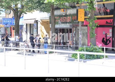 Joyce Ilg und Aaron Troschke beim Filmdrehs in einem Sexshop auf der Reeperbahn in Hamburg am 15.6.2020 Stockfoto