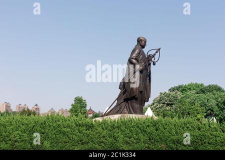 Xian,Shanxi,China.August 17,2015.Xuanzang Mönch Steinskulptur auf dem Südplatz von xian durch die große wilde Gans Pagode und CI e Stockfoto