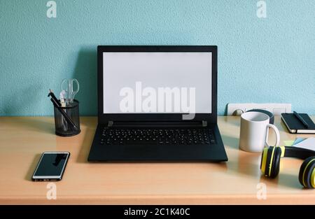 Desktop bereit für die Arbeit von zu Hause aus. Arbeiten Sie aus der Ferne. Telearbeit Stockfoto