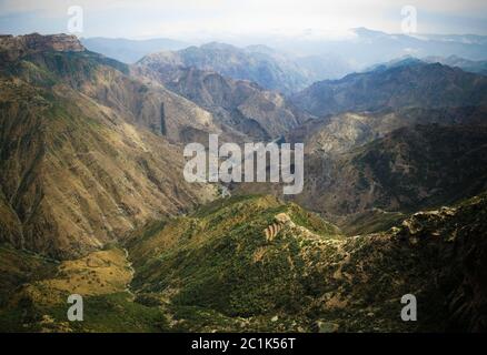 Panoramablick auf die Adi-Alauti-Schlucht in den eritreischen Highlands, Qohaito, Eritrea Stockfoto