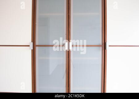 Holz- weiße Schranktüren closeup für Kleidung Modernes neues Design Stockfoto
