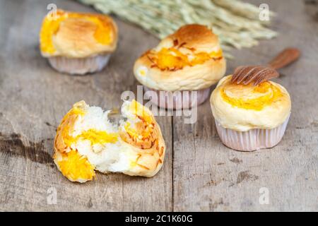 Muffin goldene Fäden mit Holz Gabel auf Holztisch. Thai Dessert nennen Foi Thong. Stockfoto