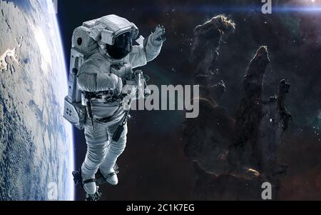 Säulen der Schöpfung, Astronaut, Planet im tiefen Raum. Science-Fiction Stockfoto