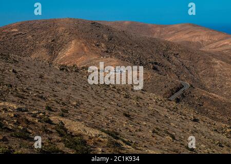 Landschaft mit Panorama vulkanischen Bergen und Atlantischen Ozean, Dünen von coralejo und Gran Tarajal Hafen in Fuerteventura, Kanarische Inseln Stockfoto