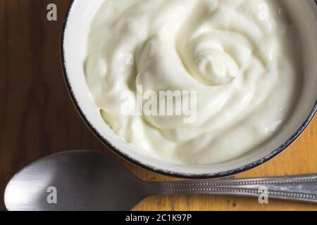 Joghurt in kleinen Schüssel, natürliche creme-weiß griechischer Joghurt close up - Ansicht von oben Foto Stockfoto