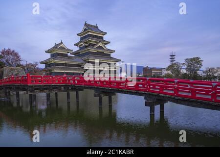 Dämmerung Ansicht des Matsumoto Schlosses in Nagano Stadt, Japan Stockfoto