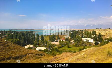 Luftpanorama Blick auf Karakol-Turm, früher Przhevalsk, und Issyk-Kul See, Kirgisistan Stockfoto