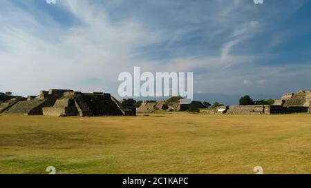 Panoramablick auf die archäologische Stätte von Monte Alban, Oaxaca, Mexiko Stockfoto