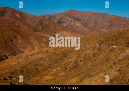 Landschaft mit Panorama vulkanischen Bergen und Atlantischen Ozean, Dünen von coralejo und Gran Tarajal Hafen in Fuerteventura, Kanarische Inseln Stockfoto