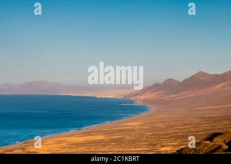 Landschaft mit Panorama vulkanischen Bergen und Atlantischen Ozean, Dünen von coralejo und Gran Tarajal Hafen in Fuerteventura, Kanarische Inseln Stockfoto