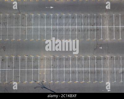 Leeren Parkplatz in der Nähe des Marktes mit weißer Markierung Linien auf dem Asphalt. Stockfoto