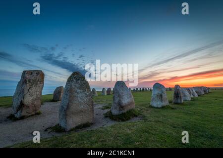 Ales Stenar nach Sonnenuntergang - EIN megalithisches Steinschiff-Denkmal in Südschweden Stockfoto