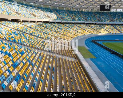 Kiew, Ukraine - Juli 19., 2018. Der innere Teil des olympischen Sports Complex mit Fußballfeld, steht und Laufbändern. Stockfoto