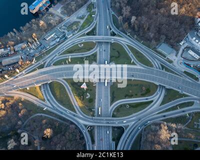 Luftaufnahme von drohne einer Turbine Straße Interchange in Kiew, der Hauptstadt der Ukraine Stadtbild im Sommer Stockfoto