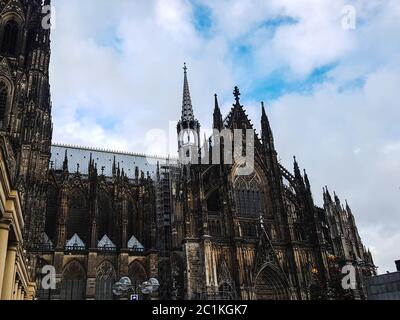 Einzigartiger Winkel des gotischen Kölner Doms. Wunderschöne Architektur von unten aufgenommen. Deutsche Dom Kirche außen. Religiöse Struktur in Europa. Stockfoto