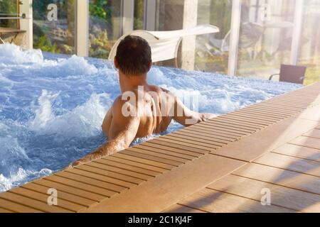 Schöner Mann im Whirlpool. Stockfoto