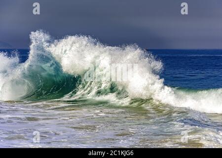 Große blaue Welle bricht am Strand von Ipanema Stockfoto