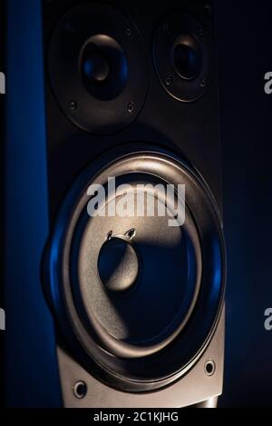 Stereo Lautsprecher mit schwarzem Hintergrund Stockfoto