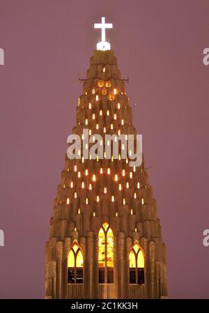 Beleuchtete Turm der Hallgrímskirkja in der Dämmerung, Reykjavik, Island, Europa Stockfoto
