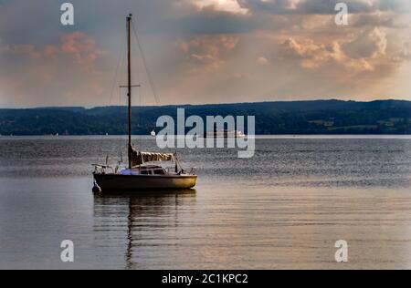 Abendstimmung am Ammersee mit sonnenbeschienenen Wolken. Stockfoto
