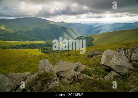 Regenwolken über Karpaten. Panorama der Borschawa Ridge der Ukrainischen Karpaten. Stockfoto